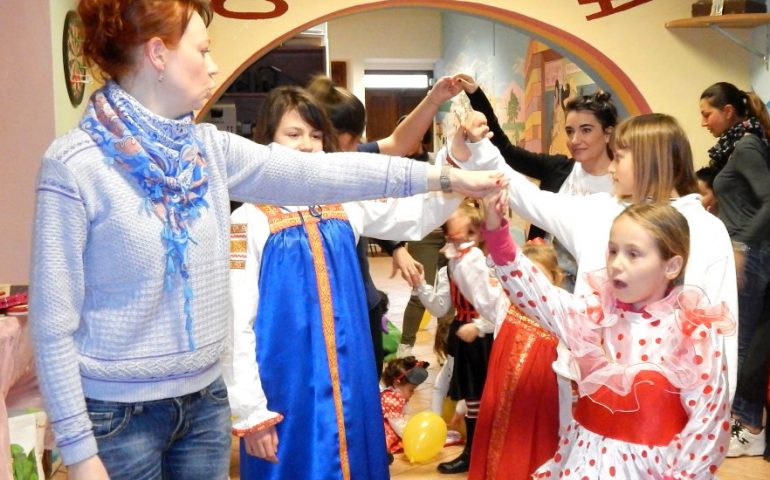Cagliari, i bambini festeggiano Maslenitsa, il carnevale slavo