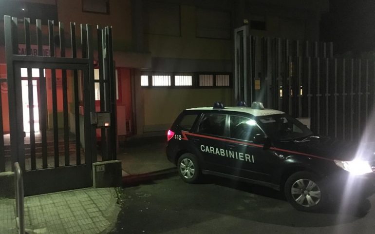 Spaccio di fronte alle scuole: tre minorenni nei guai per possesso di hashish