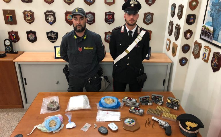 Fermato perchè senza patente, trovano oltre 2 chili di droga e armi. Arrestato 57enne a Cagliari