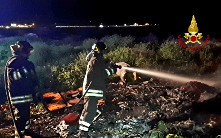 Sarroch. Fiamme in un cumulo di masserizie e imbarcazioni in disuso