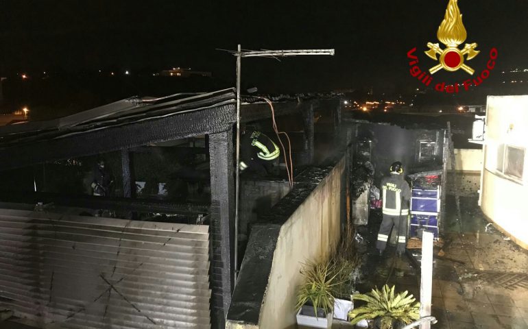Viale Ciusa: in fiamme un’abitazione nella notte, intervengono i Vigili del Fuoco