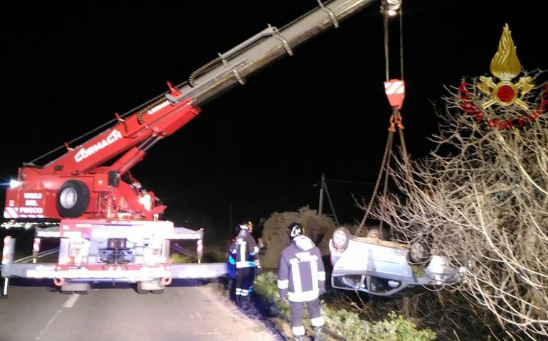 Auto esce fuori strada e finisce in un canale: due feriti sulla s.s. 554