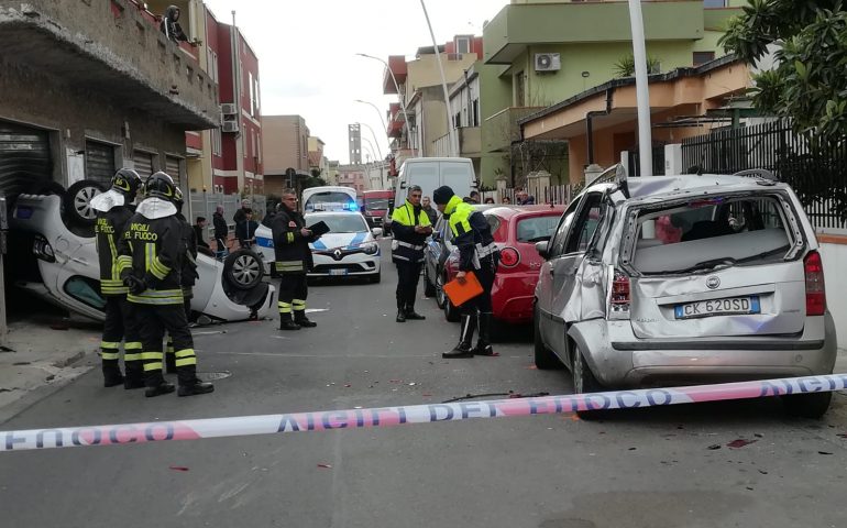 Assemini: perde il controllo dell’auto, carambola sulle auto in sosta e finisce dentro un locale