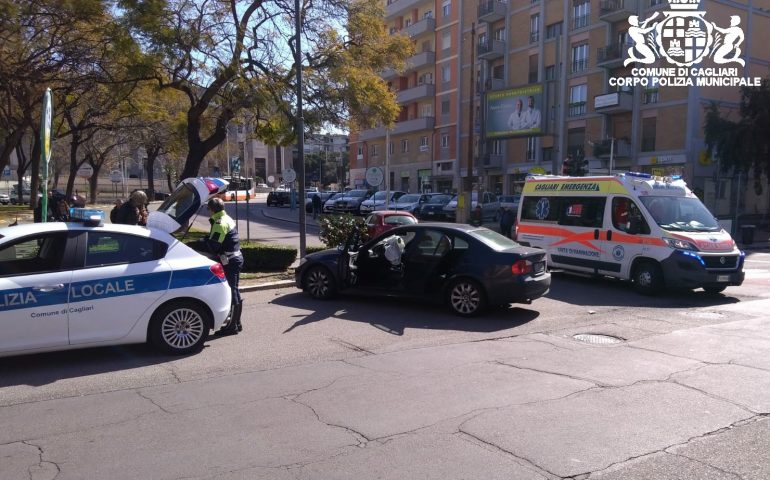Scontro fra auto in piazza Repubblica: ferita una donna