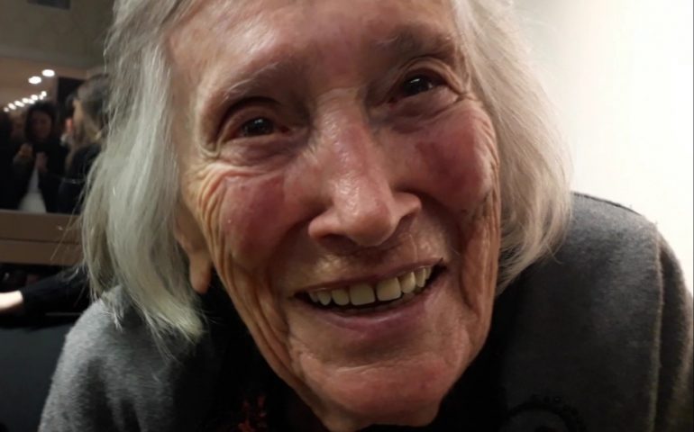 (Foto) Liliana Cano, 94 anni, grande pittrice in Sardegna, ha ricevuto il Premio Prometeo