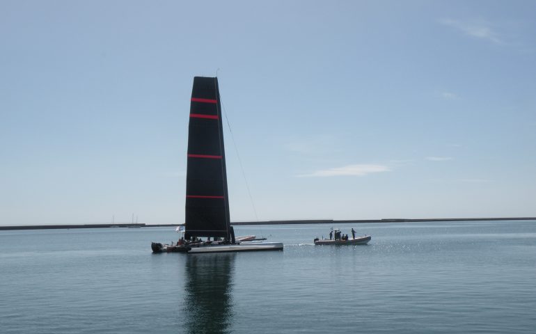 La foto del giorno: Luna Rossa al molo Ichnusa, prove tecniche in mare (VIDEO)