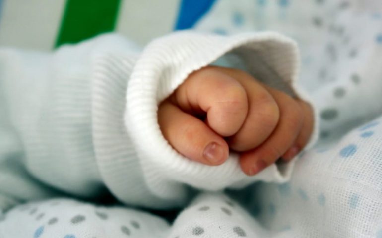 Bimbo di un mese muore all’improvviso dal pediatra: tragedia a Orosei