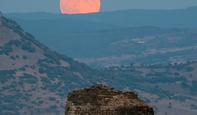 La luna sorge dietro Santu Antine, uno scatto meraviglioso di Mauro Sanna
