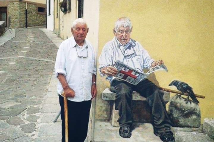 La foto. Oggi come ieri: lo splendido murales di Pina Monne e il suo modello oggi, a 106 anni