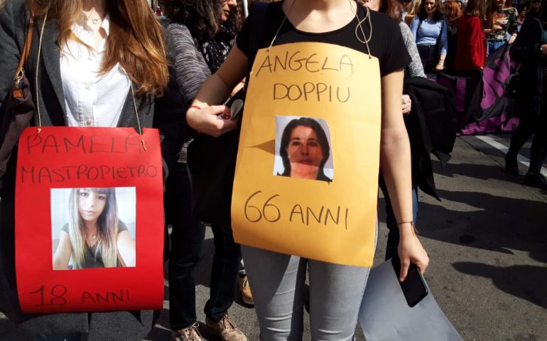 (FOTO E VIDEO) Otto marzo: le vittime di femminicidio ricordate al corteo femminista