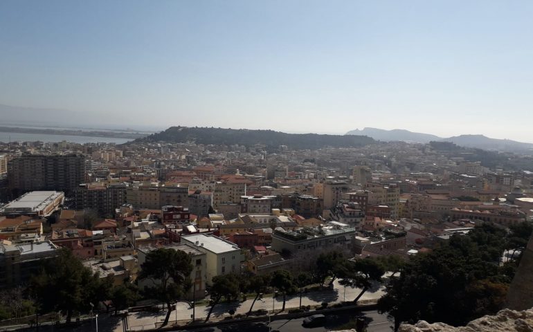 La foto. Tetti di Cagliari, la Sella del Diavolo in lontananza, un cielo terso e pulito: 13 marzo, l’inverno in città