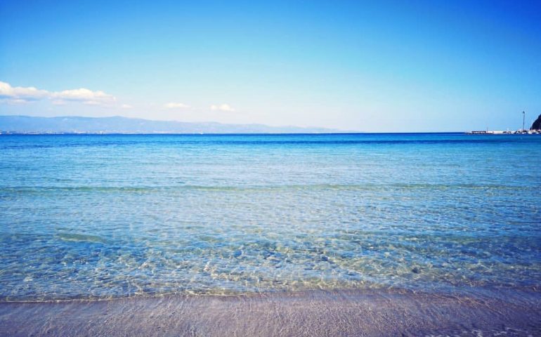 La foto. Nel blu dipinto di blu: le 1000 sfumature d’azzurro oggi al Poetto