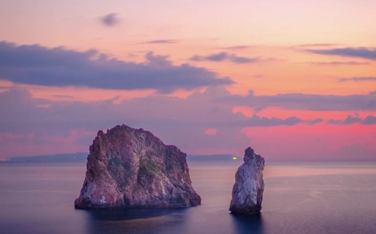 La foto. I faraglioni di Nebida al calar del sole nello splendido scatto di Davide Ibiza