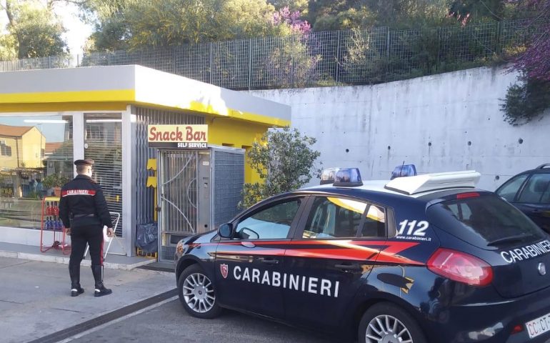 pregiudicato sorpreso a scassinare un distributore carabinieri carbonia