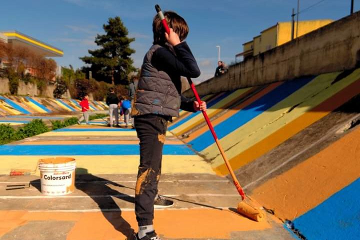 A San Sperate i bambini dipingono l’alveo di cemento e il Flumineddu diventa un fiume di colori