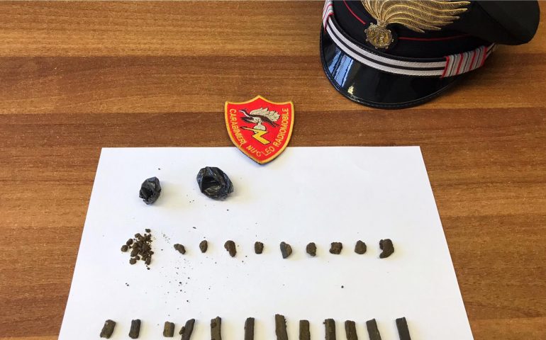Alla fermata dell’autobus con la droga in tasca: arrestati due ventenni a Cagliari
