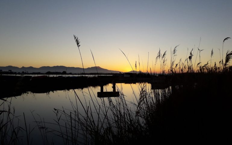 La foto del giorno: i colori del tramonto sullo stagno di Santa Gilla