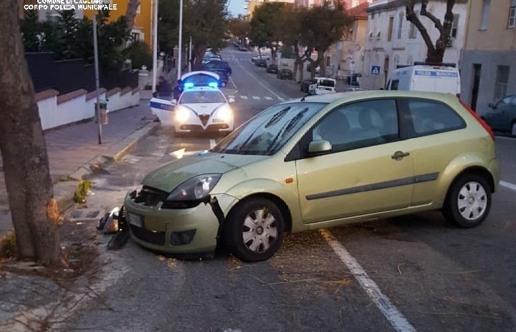 Cagliari: 23enne ubriaco si schianta contro un albero in via Firenze