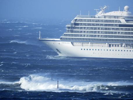 Viking Sky. Odissea quasi finita per la nave da crociera in balia del mare in tempesta