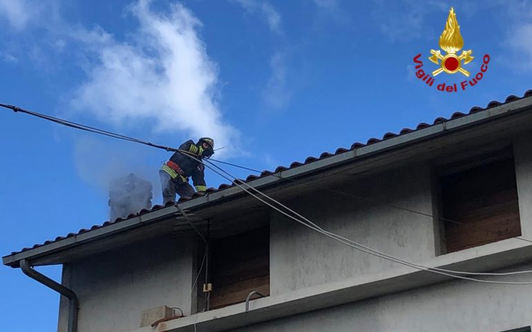 Va a fuoco una canna fumaria. Paura a Nurri