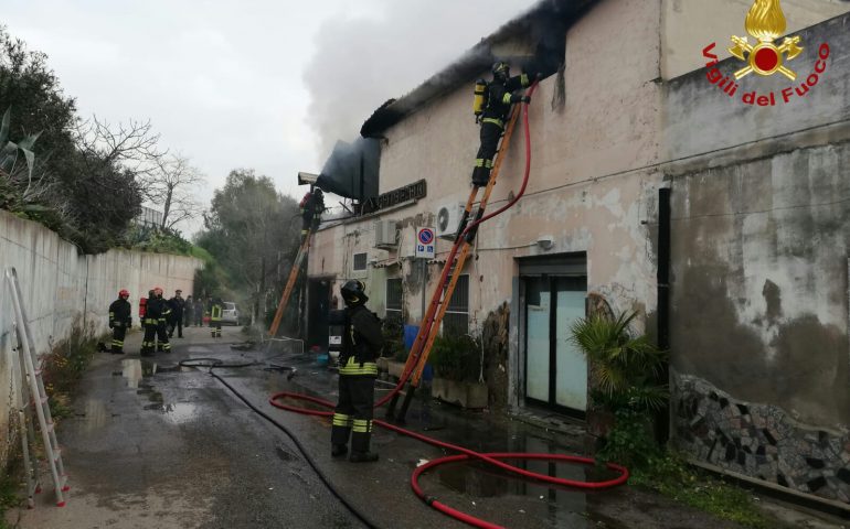 Uta: abitazione in fiamme. Pericolo per bombole gpl e case vicine