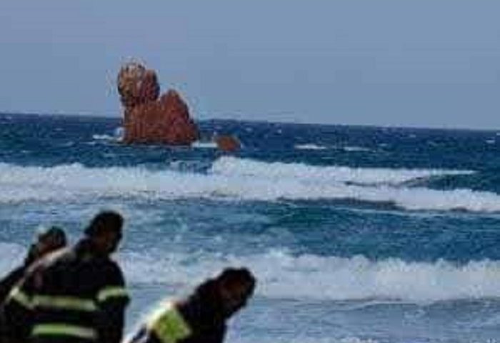 “I faraglioni di Cea abbattuti dalla mareggiata!” ma è una bufala. La foto modificata allarma la popolazione