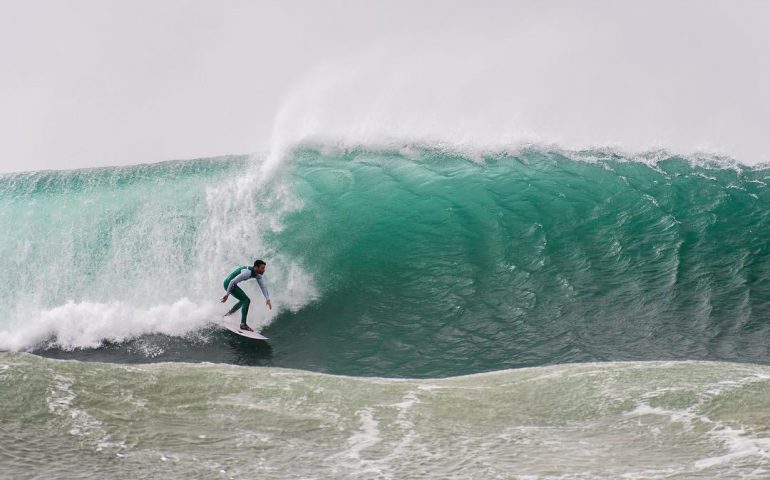 La foto. Sembra l’Oceano invece sono onde sarde: Francisco Porcella surfa a Solanas