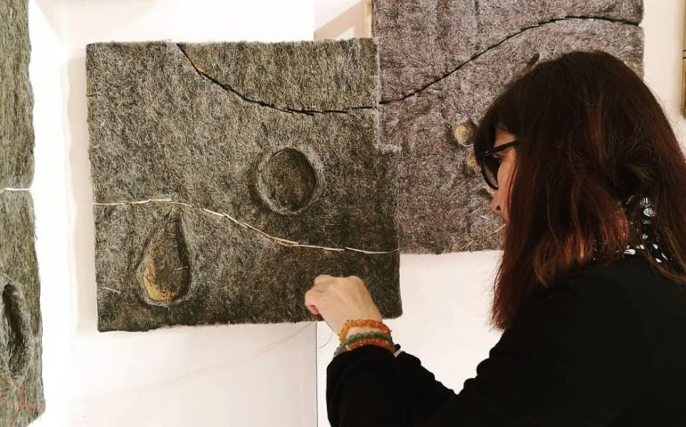 L’artista sarda Stefania Lai al lavoro a Lentini. Tre le installazioni donate al paese siciliano