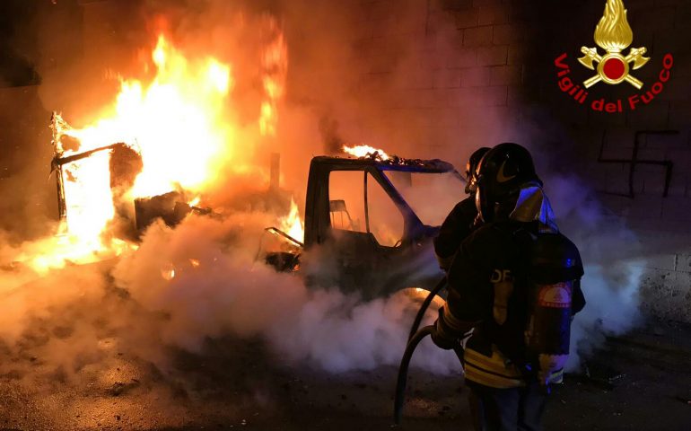 Assemini incendio camper Vigili del fuoco