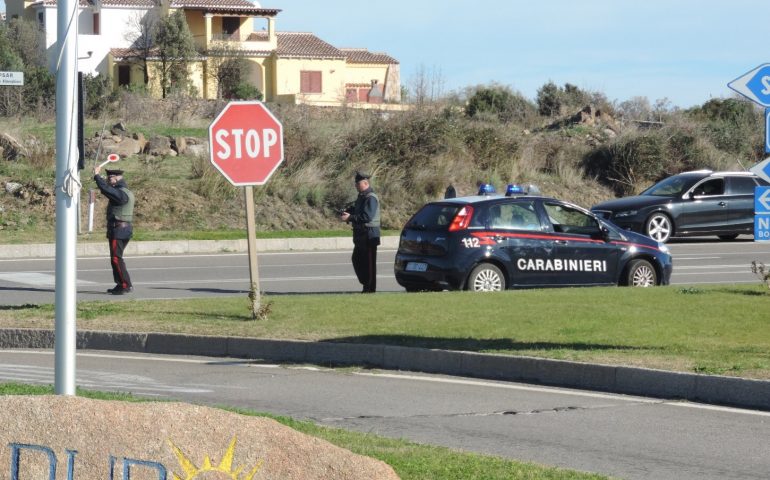 Budoni, è ai domiciliari ma scorrazza con la sua auto. Folle inseguimento con i Carabinieri di un 45enne