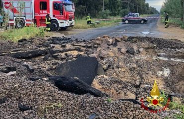 Crollo strada Arborea Vigili del fuoco (1)