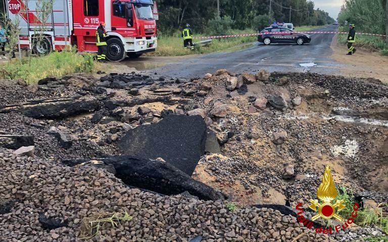 Crollo strada Arborea Vigili del fuoco (1)