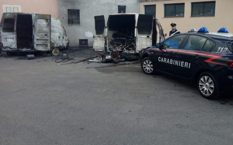 Torpè, due furgoni in fiamme. Indagano i carabinieri