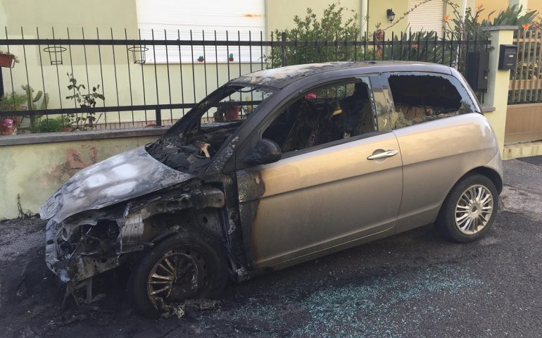 L'auto incendiata della giornalista Valeria Pinna