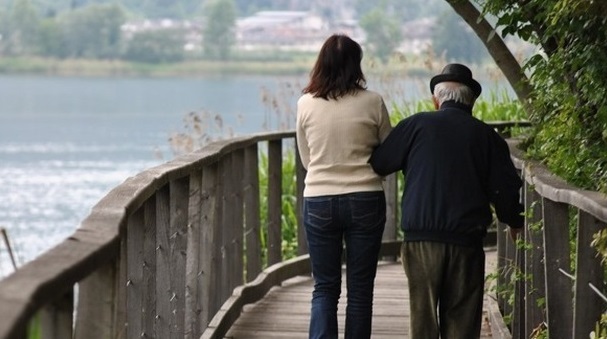 Ogliastra, minaccia la badante per fare sesso e cerca di baciarla: 90enne a processo per violenza sessuale