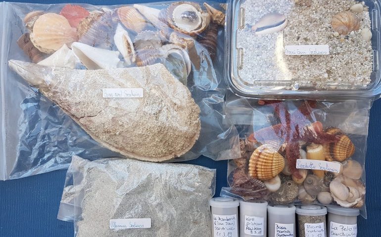 Sabbia, conchiglie e altri oggetti rubati nelle spiagge sarde - Foto di Sardegna Rubata e Depredata