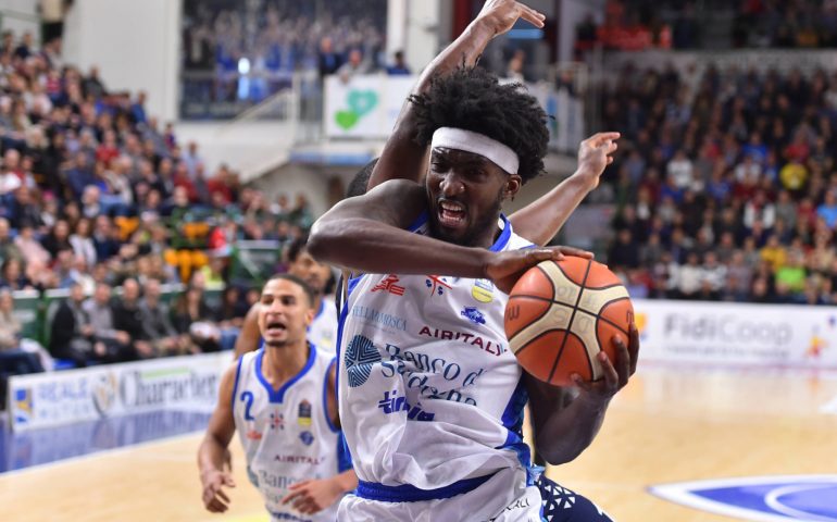 La Dinamo fa 13: Brescia rimontata e sconfitta 95-87