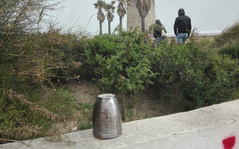 Urna funeraria ritrovata al Poetto - Foto della pagina Facebook Lungomare Poetto Cagliari