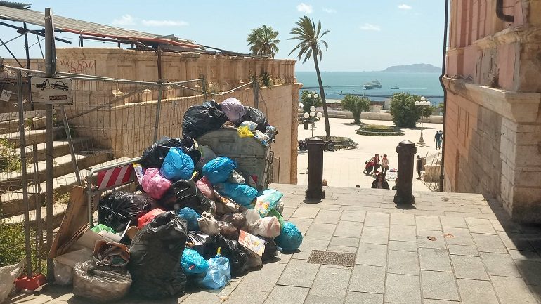 La foto. Cartolina da Cagliari: rifiuti e sporcizia al Bastione