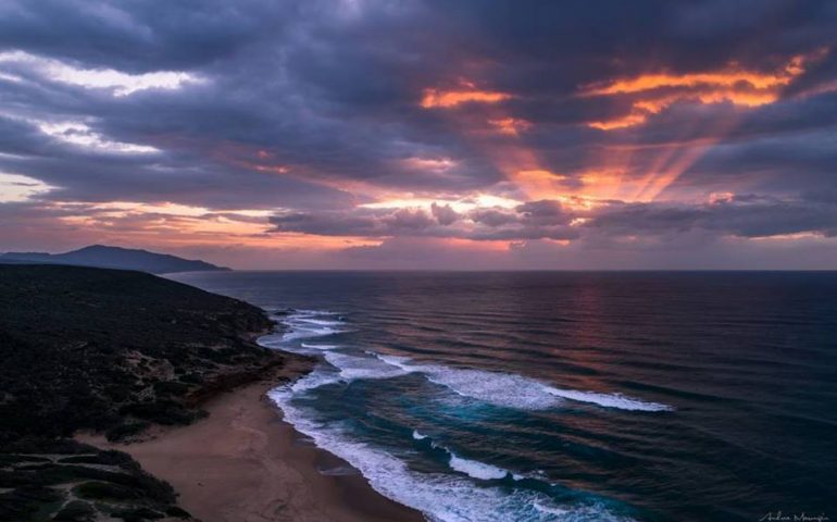 La foto. Un magnifico tramonto a Piscinas nella foto di Andrea Marongiu