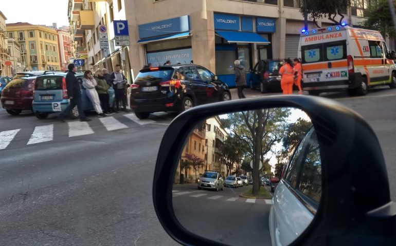Cagliari, perde il controllo dell’auto in via Dante e sfiora la vetrina di un negozio