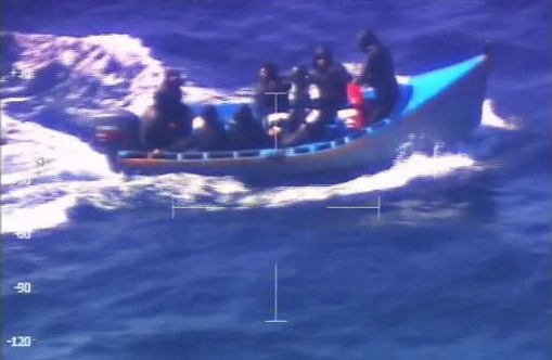 Tra le onde a largo di Teulada: 9 migranti, tra cui 2 minori, cercavano di raggiungere la Sardegna a remi