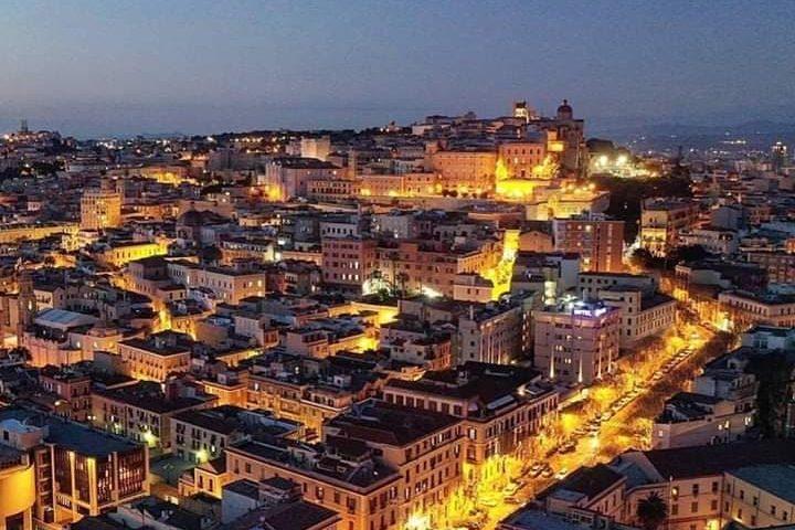 La foto. Magnifica Cagliari al calar del sole vista dal drone