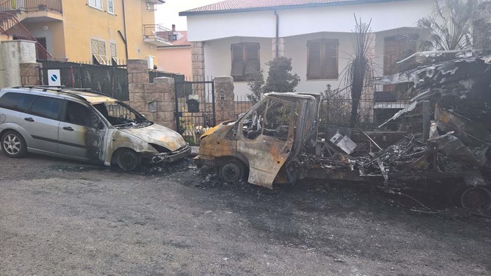 Sassari, attentato a un candidato del M5Stelle: incendiati auto e camper