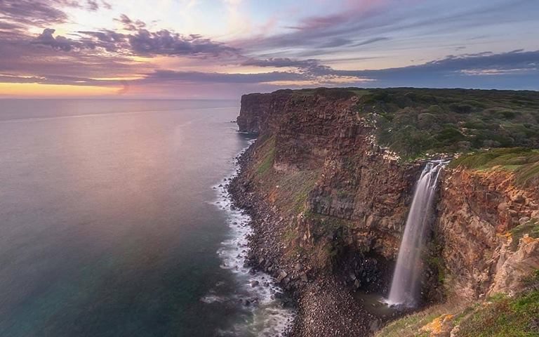 La foto. Capo Nieddu e la cascata: la magnifica foto al tramonto di Daniela Demontis