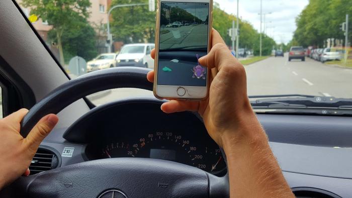 Stop cellulare alla guida: multe oltre i 1500 euro per chi telefona mentre è in auto