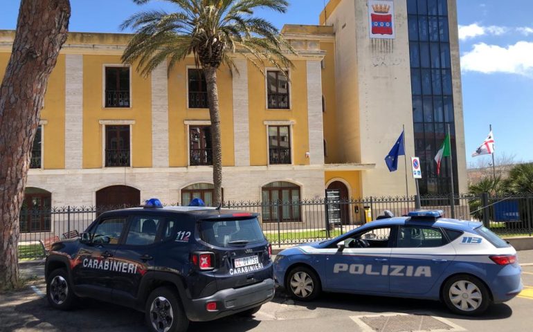 Iglesias: rintracciati i due 21enni che hanno imbrattato i muri del Comune con frasi offensive contro Polizia e Carabinieri