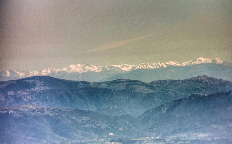 I monti innevati della Corsica visti dalle alture della Sardegna in una foto di Dario Secci