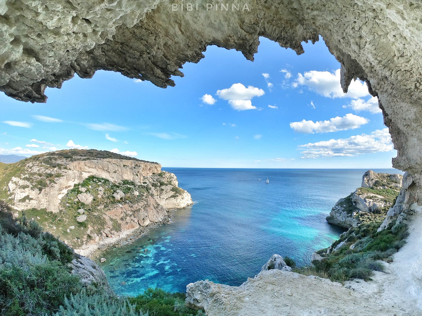 La foto. Cagliari, splendida Cala Fighera nella foto di Fabrizio Bibi ...