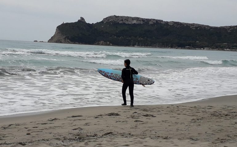 La foto: giovanissimo surfista approfitta delle onde, dopo giorni di calma piatta